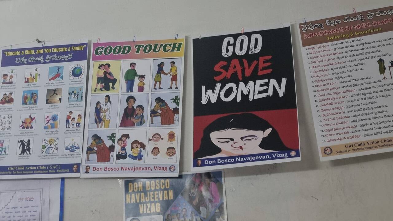 In den Schulen hängen Plakate, die die Mädchen ermächtigen sollen.  In den Schulen hängen Plakate, die die Mädchen ermächtigen sollen.