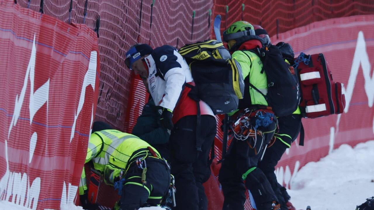 Szenen, die keiner sehen will: Ersthelfer kümmern sich um Cyprien Sarrazin.  Szenen, die keiner sehen will: Ersthelfer kümmern sich um Cyprien Sarrazin.