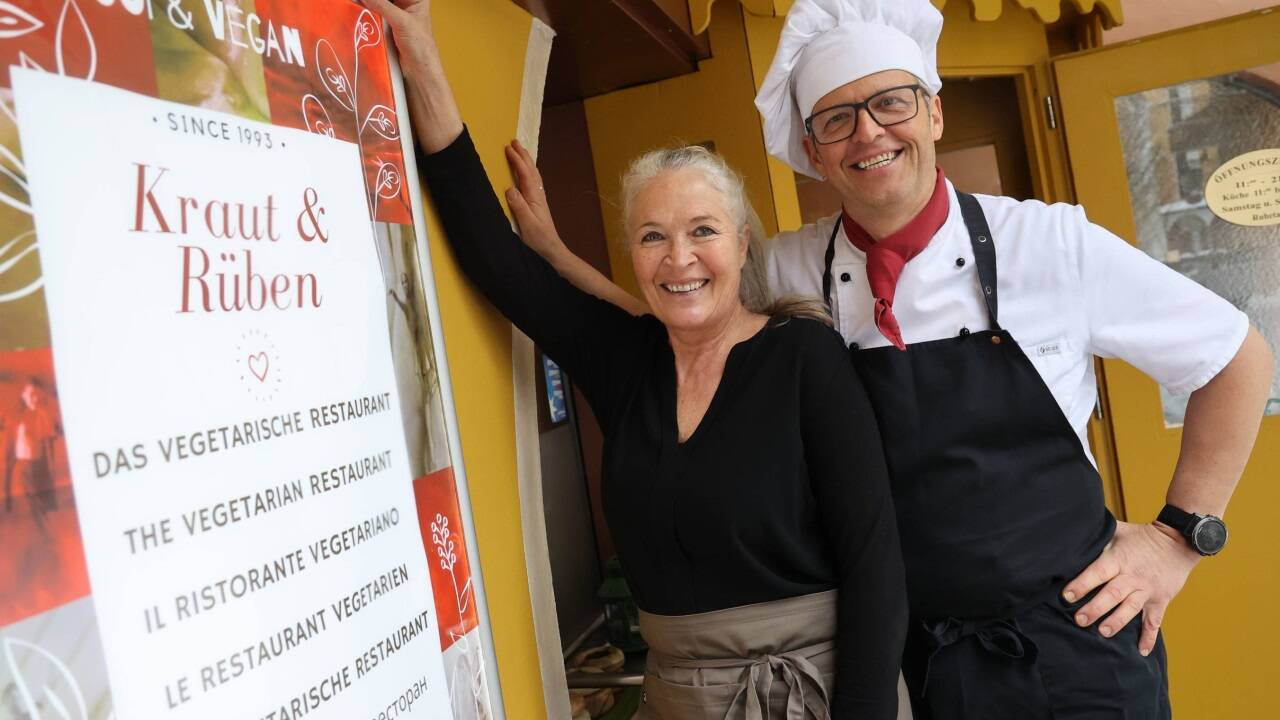 Claudia und Gernot Leitner vom vegetarischen Restaurant Kraut und Rüben in Bad Hofgastein heben jede Menge Rezepte für das Katerfrühstück.  