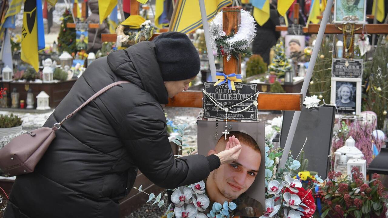 Trauer um einen gefallenen ukrainischen Soldaten.  Trauer um einen gefallenen ukrainischen Soldaten.