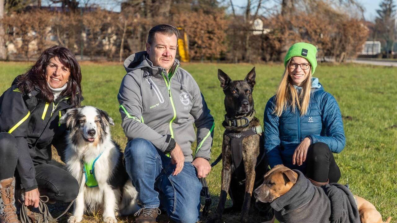 Andrea Ausweger, Flo Rager und Lena Steinbacher (v.l.) suchen mit ihren Hunden Cosmo, Aton und Flash nach entlaufenen Tieren.  