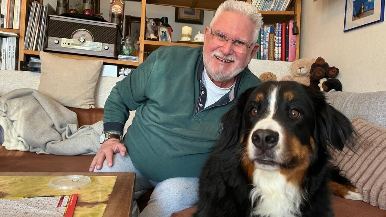 Oswin Mair, ehemaliger Präsident der Österreichischen TIerrettung, mit Hündin Wilma. 