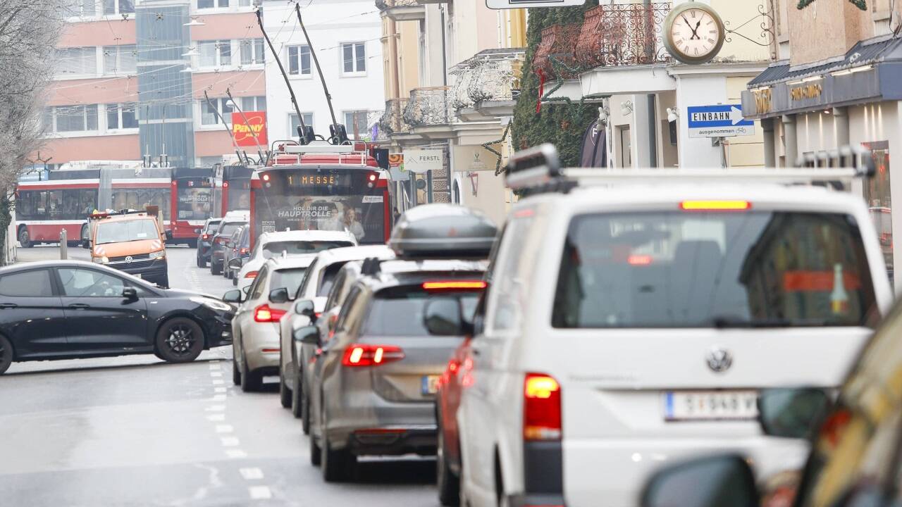Die Blechlawine auf ihrem langsamen Weg in die Stadt Salzburg (hier Maxglaner Hauptstraße). 