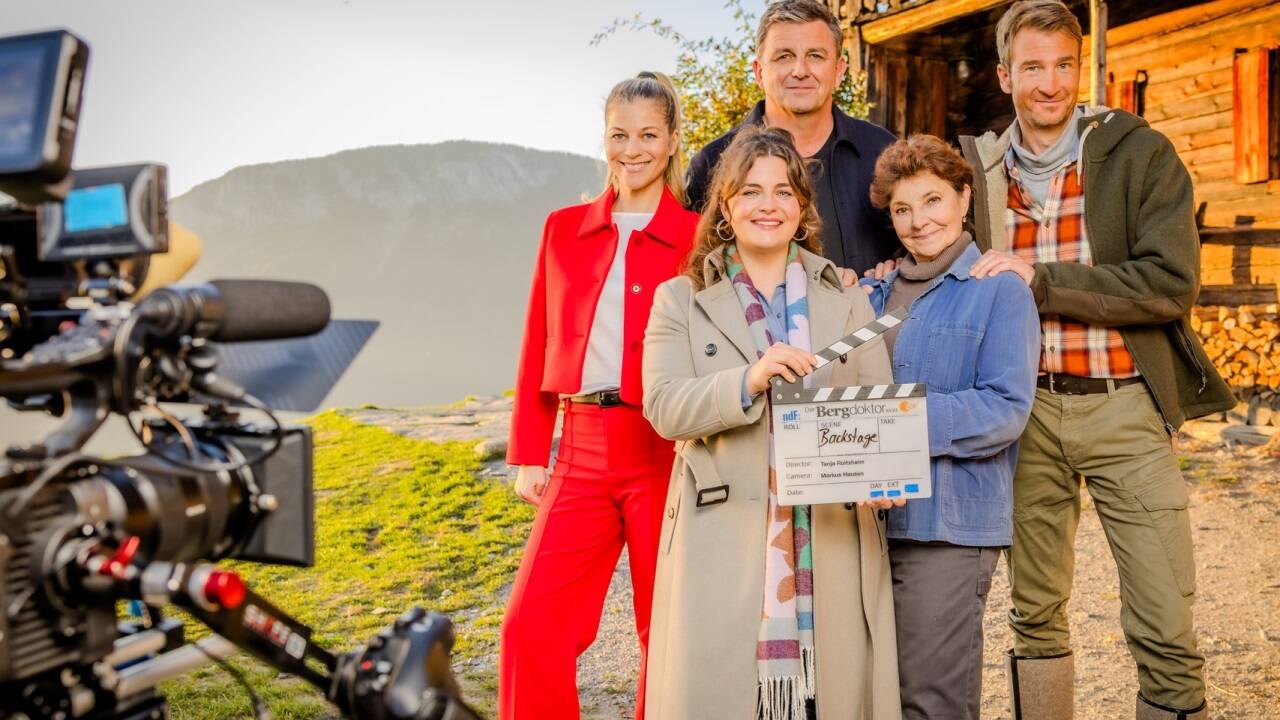 Das ZDF lässt das Publikum in „Backstage“ hinter die Kulissen schauen. Gruppenfoto mit Hilde Dalik, Ronja Forcher, Hans Sigl, Monika Baumgartner und Heiko Ruprecht. 