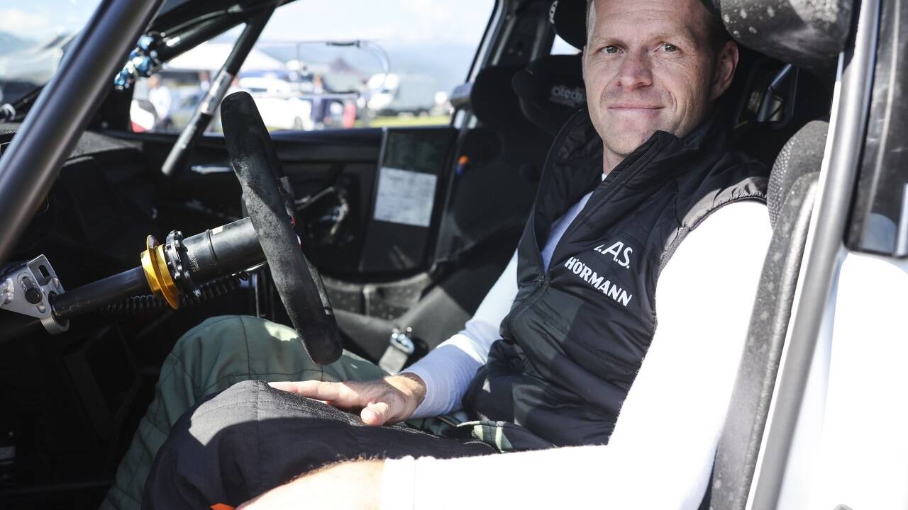 Hermann Neubauer wird erst kurz vor Rennstart erstmals hinter dem Steuer seines Rallyewagens Platz nehmen. 