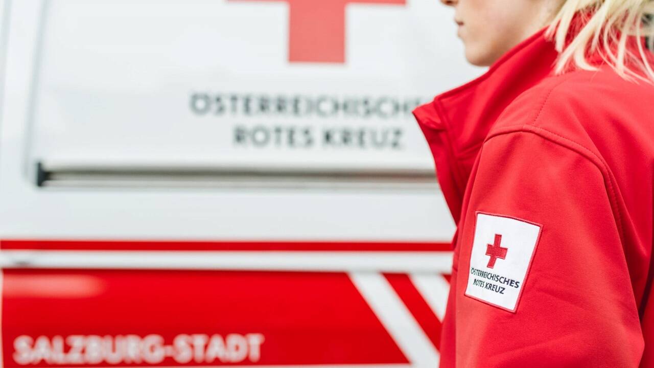 Das verletzte Mädchen wurde von der Rettung ins Krankenhaus gebracht (Symbolbild).  Das verletzte Mädchen wurde von der Rettung ins Krankenhaus gebracht (Symbolbild).