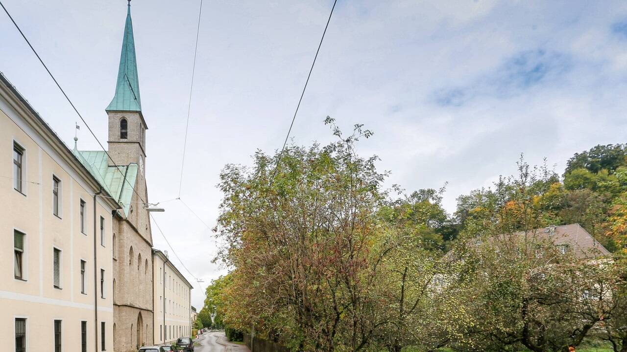 Das Raphael Hospiz soll in einen Teil des ehemaligen Seniorenwohnheims der Barmherzigen Schwestern an der Hübnergasse übersiedeln. Angedacht ist dafür der Gebäudeteil rechts der Kirche.  