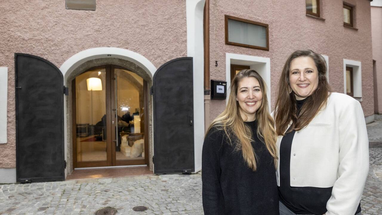 Caterina Müller (links) und Julia Wenderoth vor ihrem Self Love Club in der Rechten Salzburger Altstadt. Caterina Müller (links) und Julia Wenderoth vor ihrem Self Love Club in der Rechten Salzburger Altstadt.