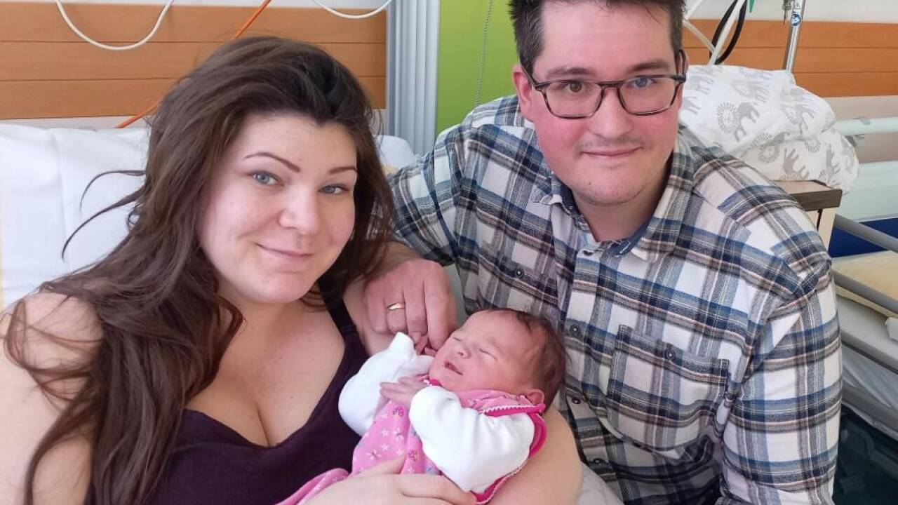 Die glücklichen Eltern mit der um 0.05 Uhr geborenen Luisa 