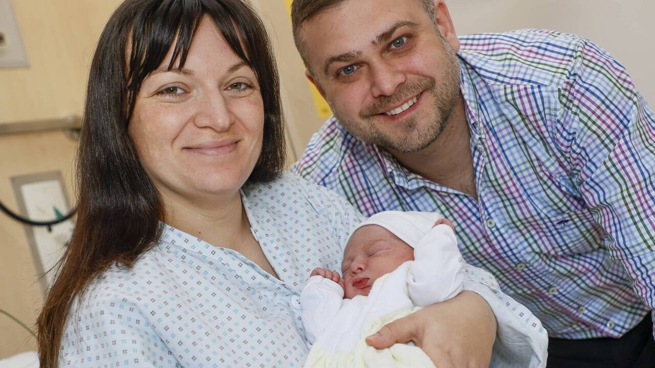 Nikolaj ist das Neujahrsbaby 2025 – hier mit seinen Eltern Dejana und Stefan Djurasinovic aus Eugendorf. 