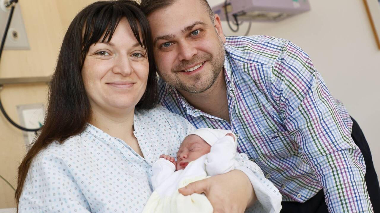 Nikolaj ist das Neujahrsbaby 2025 – hier mit seinen Eltern Dejana und Stefan Djurasinovic aus Eugendorf. 