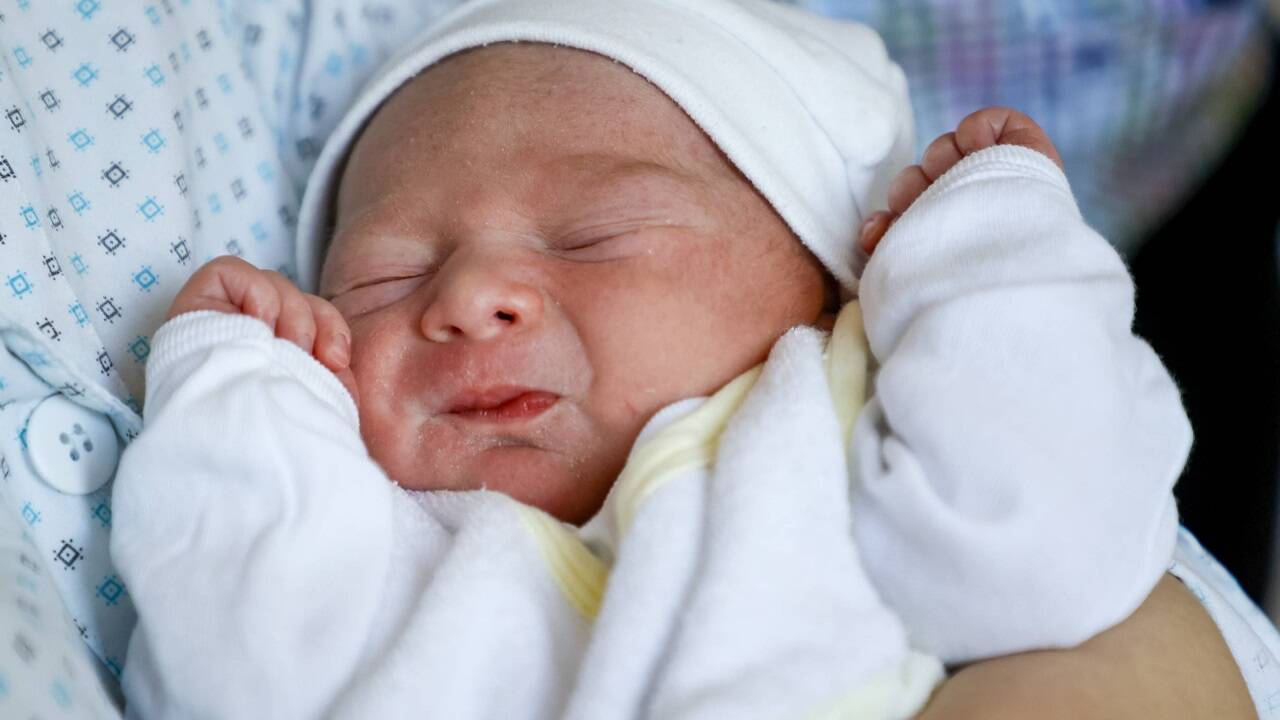 Nikolaj ist das Neujahrsbaby 2025 – hier mit seinen Eltern Dejana und Stefan Djurasinovic aus Eugendorf. 