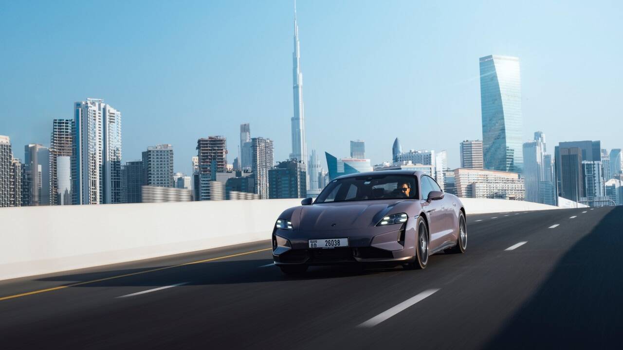 Der vollelektrische Taycan gehört in Dubai noch zu den Exoten. Rechts: Beim Festival „Icons of Porsche“ haben sich die Besucherzahlen binnen vier Jahren verdreifacht.  