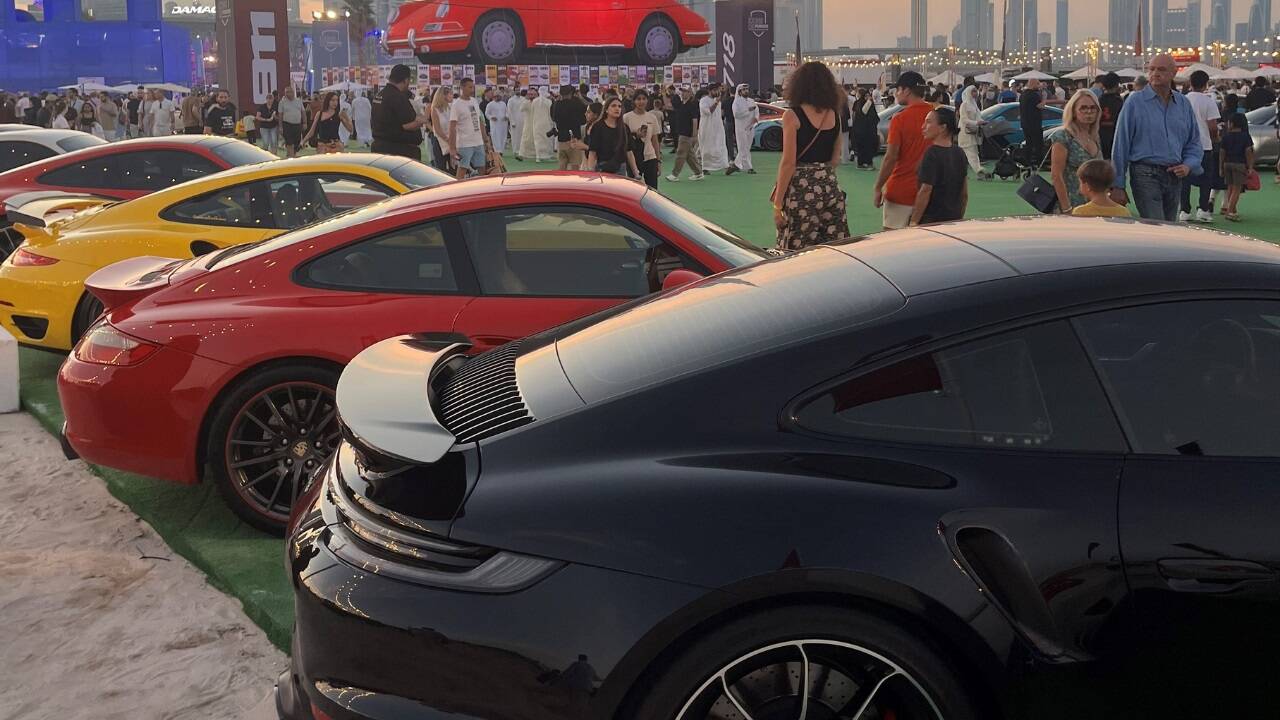 Der vollelektrische Taycan gehört in Dubai noch zu den Exoten. Rechts: Beim Festival „Icons of Porsche“ haben sich die Besucherzahlen binnen vier Jahren verdreifacht.  