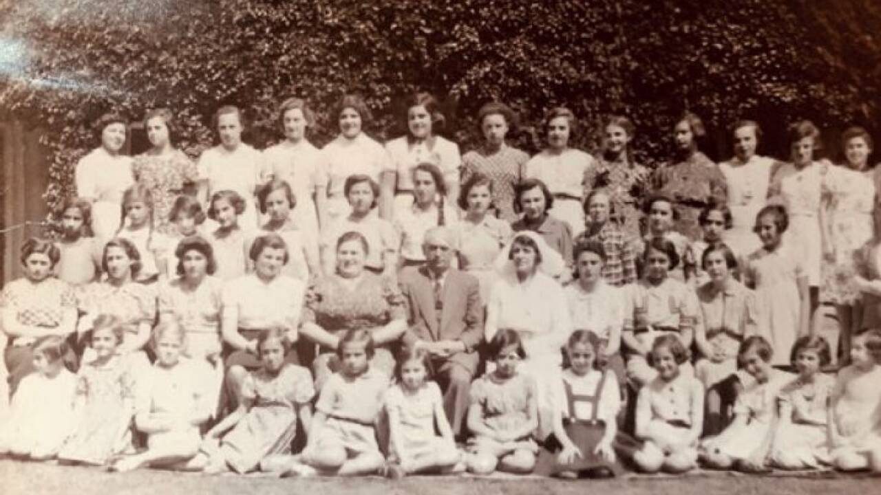Das Bild zeigt die Ankunft von Mädchen im Kinderheim Wyberlye. Hier lebte auch Corinnes Großmutter Hedy kurzzeitig (dritte Reihe, Siebte von rechts). 