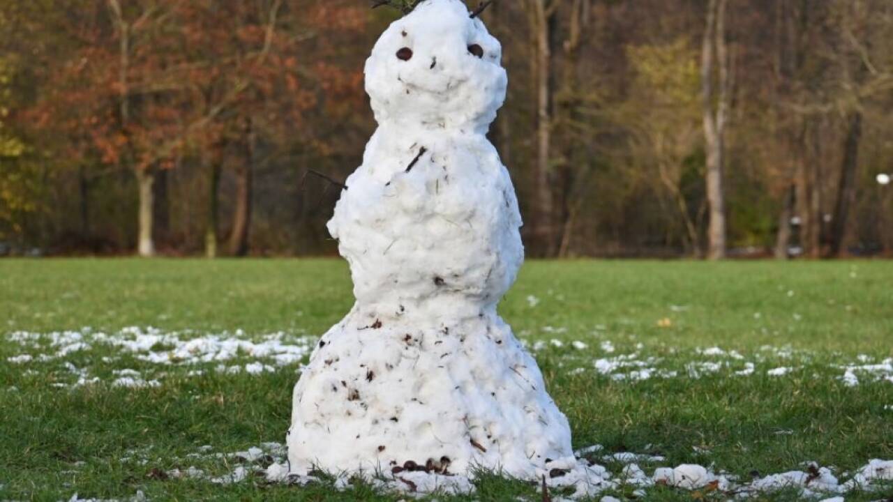 Dem Schneemann geht es mit dem warmen Wetter an den Kragen.  