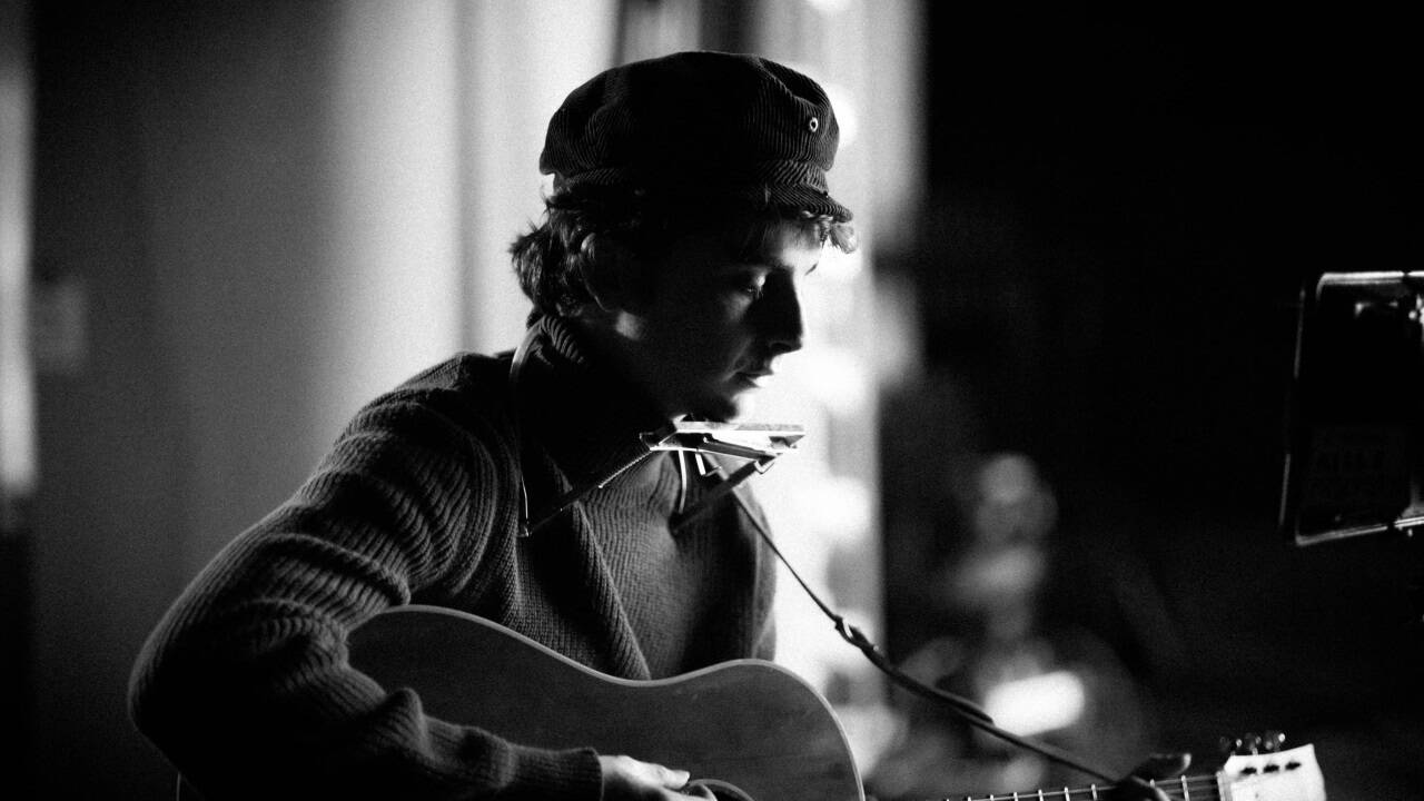 Besticht als junger Bob Dylan: Timotée Chalamet in „Like A Complete Unknown“. 