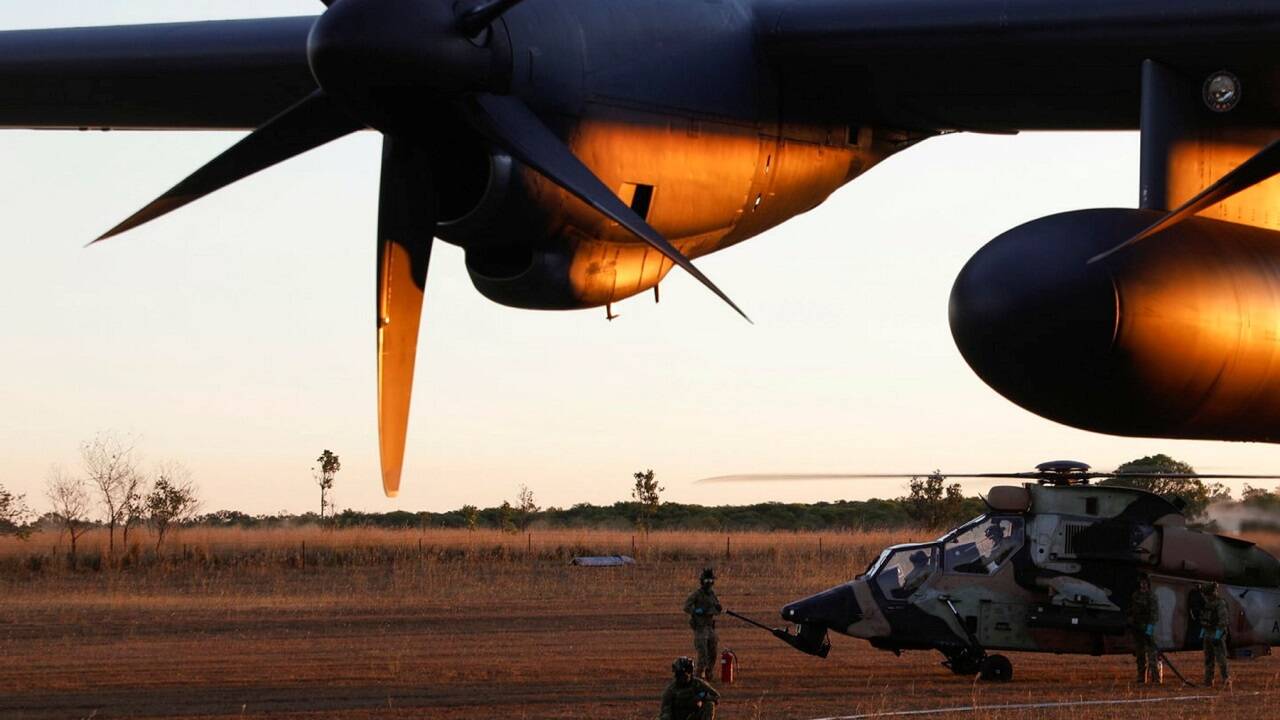 Ein australischer Militärhubschrauber wird bei einer Übung aufgetankt. 