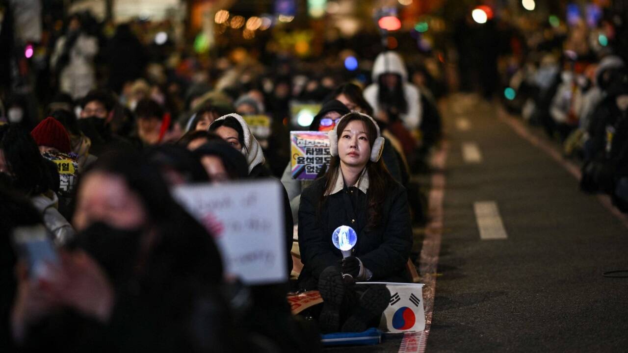Protestiert wird in Seoul gegen Yoons Festnahme und – wie hier – dafür. 