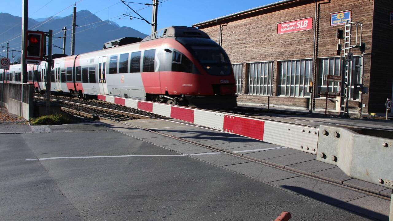 Die Eisenbahnkreuzung Tischlerhäusl in Schüttdorf soll durch eine Unterführung ersetzt werden.Die Eisenbahnkreuzung Tischlerhäusl in Schüttdorf soll durch eine Unterführung ersetzt werden. 