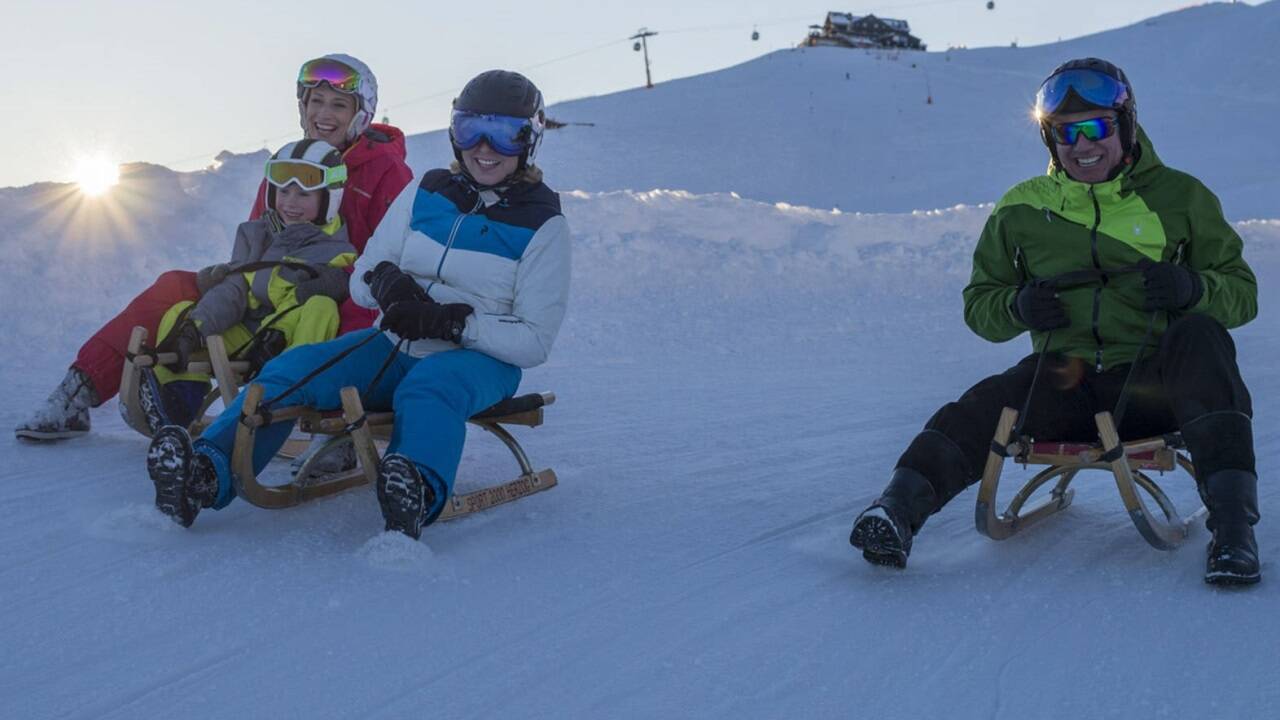 Diese Familie ist vorbildlich unterwegs: Rodeln mit Helm.  