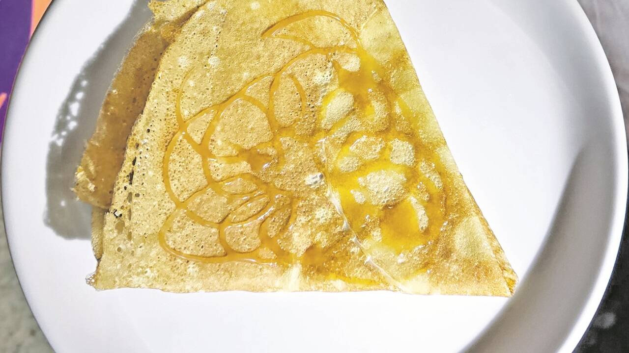 Crêpière Delphine bei der Arbeit.   Crêpière Delphine bei der Arbeit.
