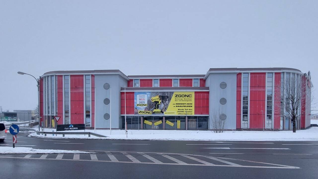 Zgonc wirbt auf dem leer stehenden Kika-Gebäude mit einem Transparent für seinen zukünftigen Standort in Saalfelden und um Arbeitskräfte. 