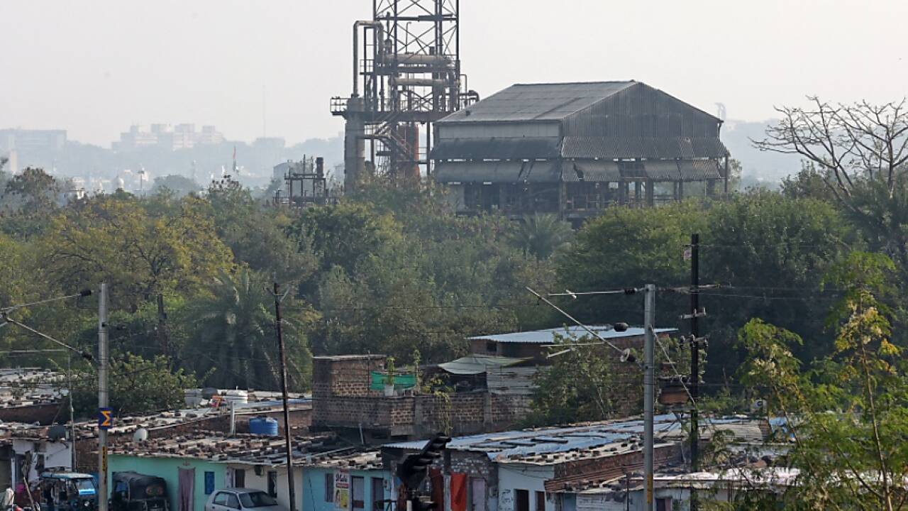 Die nach dem Desaster von 1984 stillgelegte Fabrik hinter einem Slum  Die nach dem Desaster von 1984 stillgelegte Fabrik hinter einem Slum