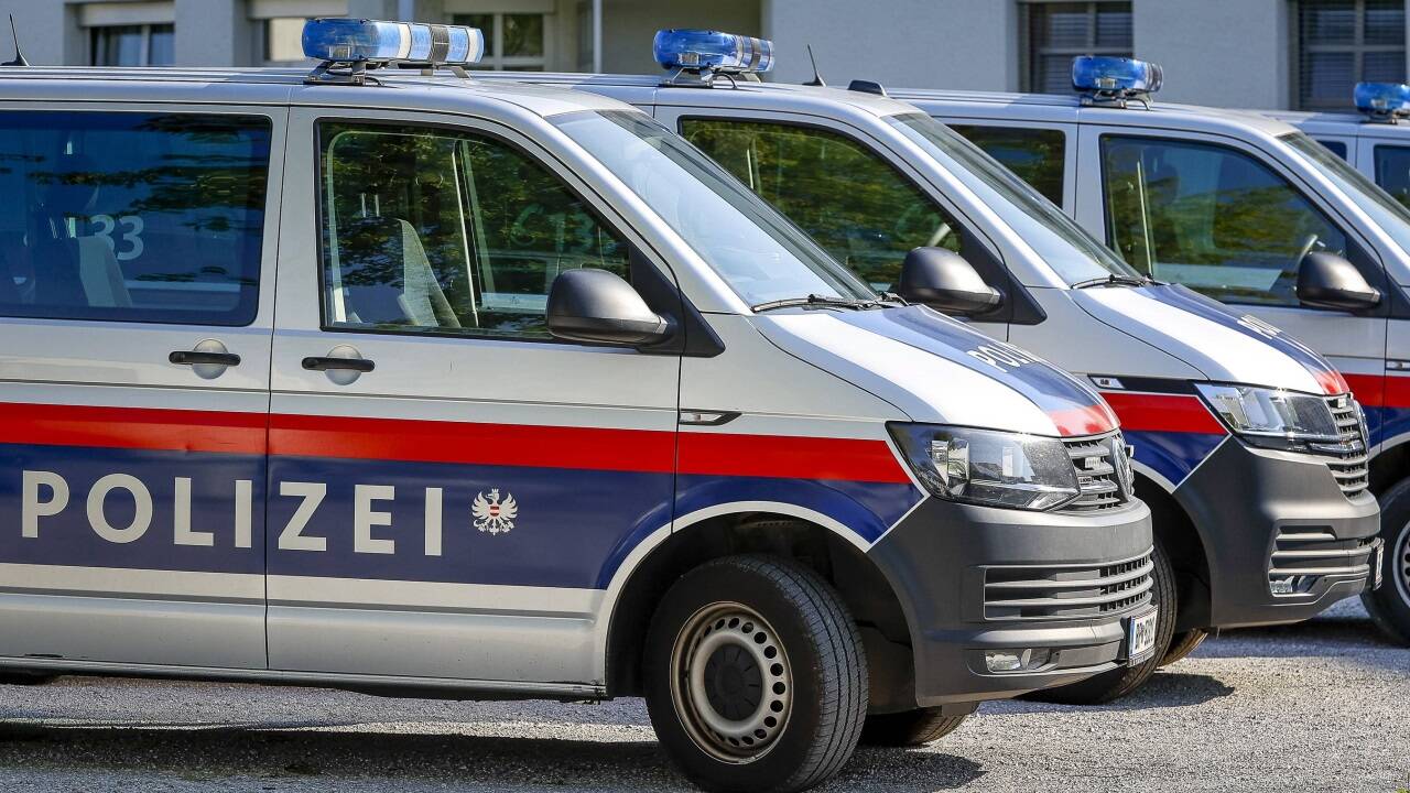 Nach einem Verkehrsunfall mit Fahrerflucht in Ebenau ermittelt die Polizei. 