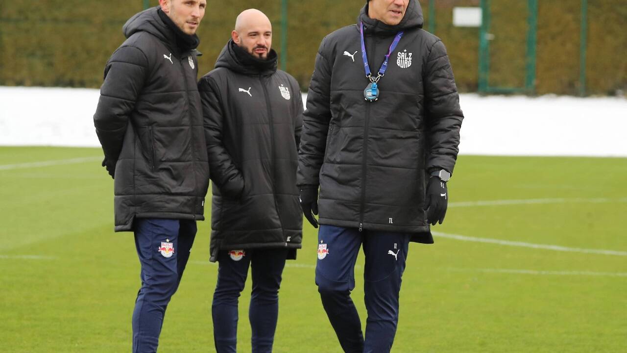 Neues Salzburger Trainerteam: Thomas Letsch mit seinen Assistenten Kai Hesse (l.) und Onur Cinel (M.). Neues Salzburger Trainerteam: Thomas Letsch mit seinen Assistenten Kai Hesse (l.) und Onur Cinel (M.).