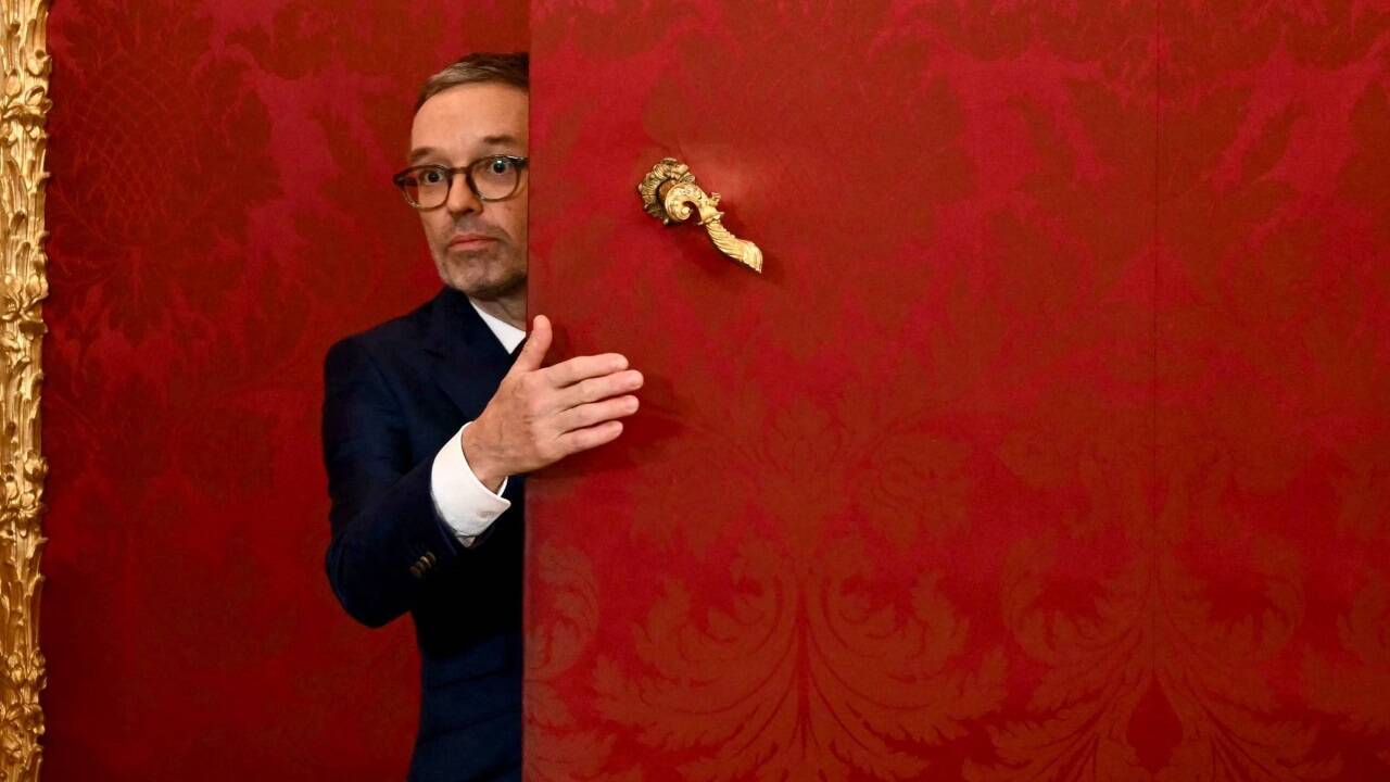 Das Gespräch zwischen Herbert Kickl und Van der Bellen ist beendet. Kickl verließ die Hofburg, ohne ein Statement abzugeben.  