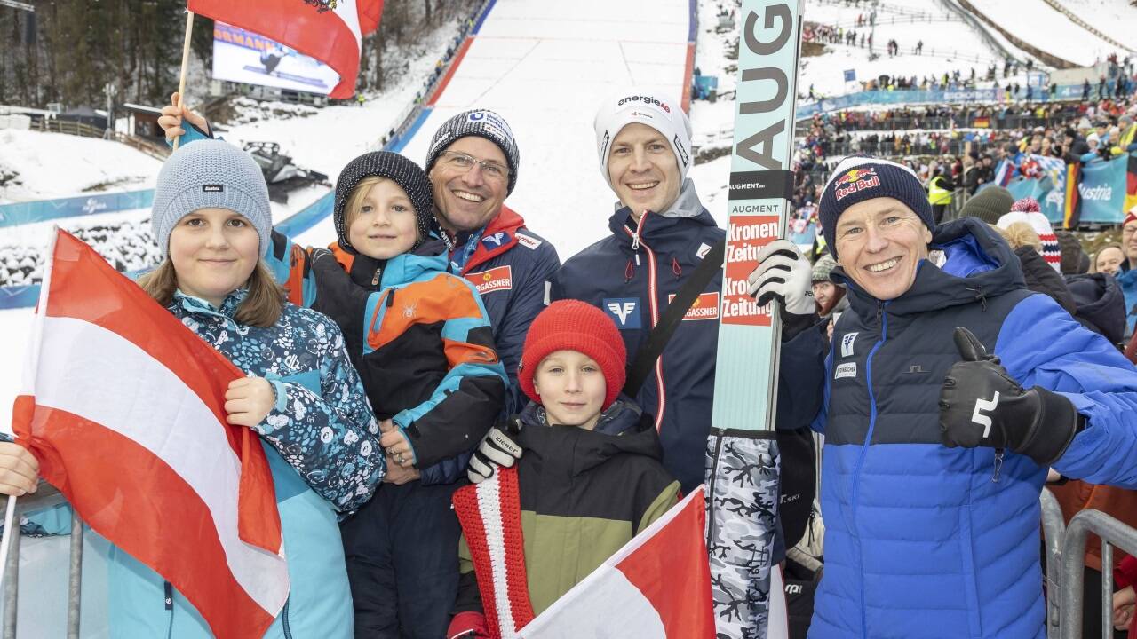 Andreas Goldberger und Alex Diess mit Springer Michael Hayböck und jungen Fans.  