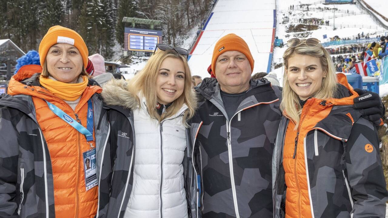 Papa Werner, Mama Dania (links), Freundin Tanja (2. von links) und Schwester Jessica (rechts) drückten Jan Hörl die Daumen. 