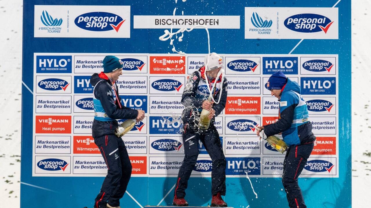 Ausgelassene Sektduschen der Top drei.  