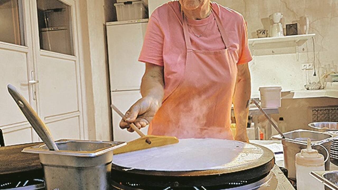 Crêpière Delphine bei der Arbeit.   Crêpière Delphine bei der Arbeit.