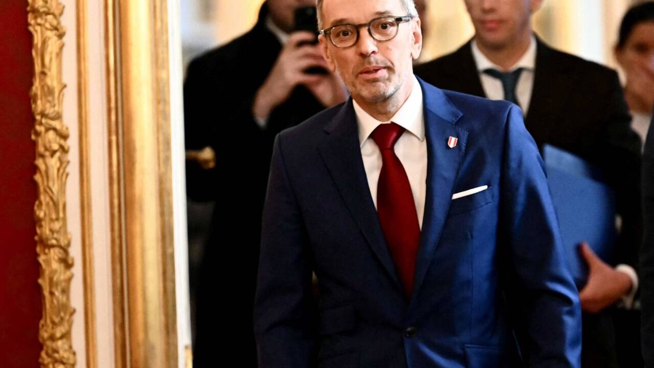 Die blaue Mappe ist bei Kickls Auftritten immer dabei, sein Vertrauter Reinhard Teufel (im Hintergrund) trägt sie. Das Bild wurde am Dreikönigstag in der Wiener Hofburg gemacht.  