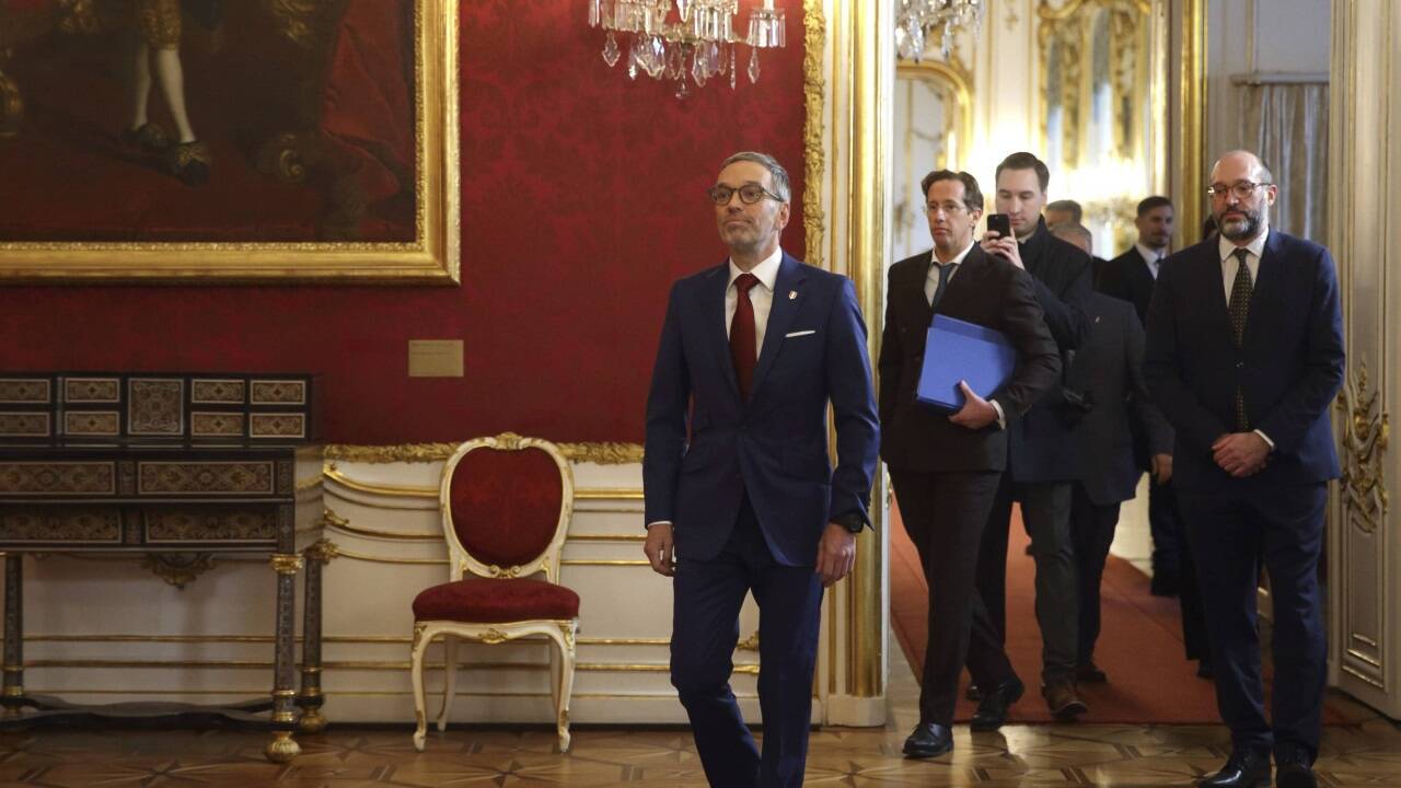 Die blaue Mappe ist immer dabei, Kickls Vertrauter Reinhard Teufel (im Hintergrund) trägt sie. Das Bild wurde am Dreikönigstag in der Wiener Hofburg gemacht.  