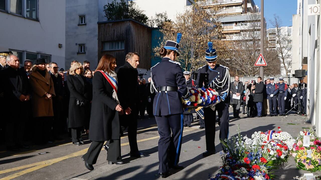 Hidalgo und Macron bei der Kranzniederlegung 