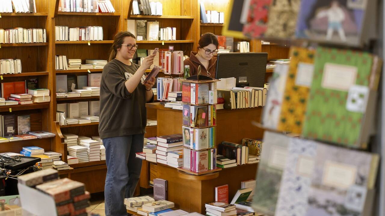 Die Buchhandlung Hölllrigl verfügt über ein charakteristisches Erscheinungsbild und ist die älteste Buchhandlung Österreichs. 