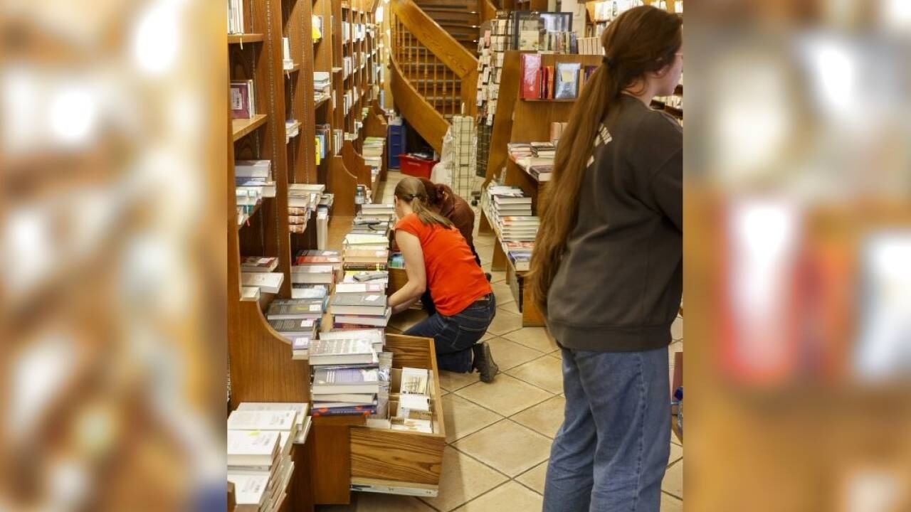 Klaus Magele, Geschäftsführer von Morawa Bucheinzelhandel, vor der Buchhandlung Höllrigl in der Salzburger Altstadt. 