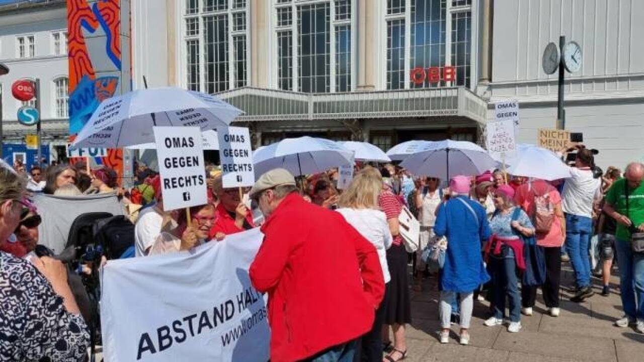 Im Mai 2023 demonstrierten Hunderte Menschen vor dem Hauptbahnhof gegen die schwarz-blaue Landesregierung in Salzburg. Nun gehen Menschen gegen Blau-Schwarz im Bund auf die Straße.  