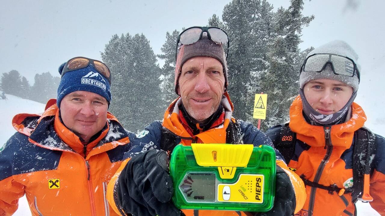 Michael Koch, Christian Binggl und Max Steiner mit einem Lawinenverschütteten-Suchgerät (LVS) 