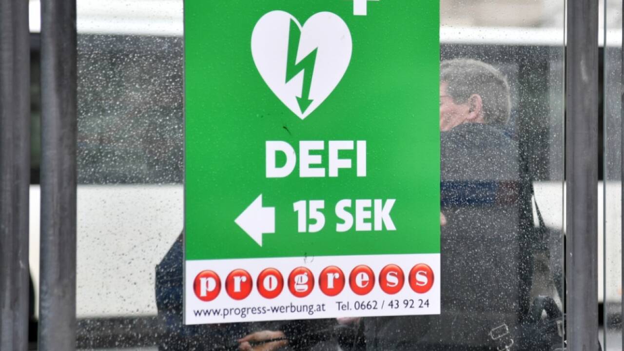 Wenn medizinischen Laien jemanden reanimieren müssen, egal ob mit oder ohne Defibrillatoren, können sie künftig von Drohnen, die eine Videoverbindung zu einem Experten herstellen, dabei unterstützt werden.  