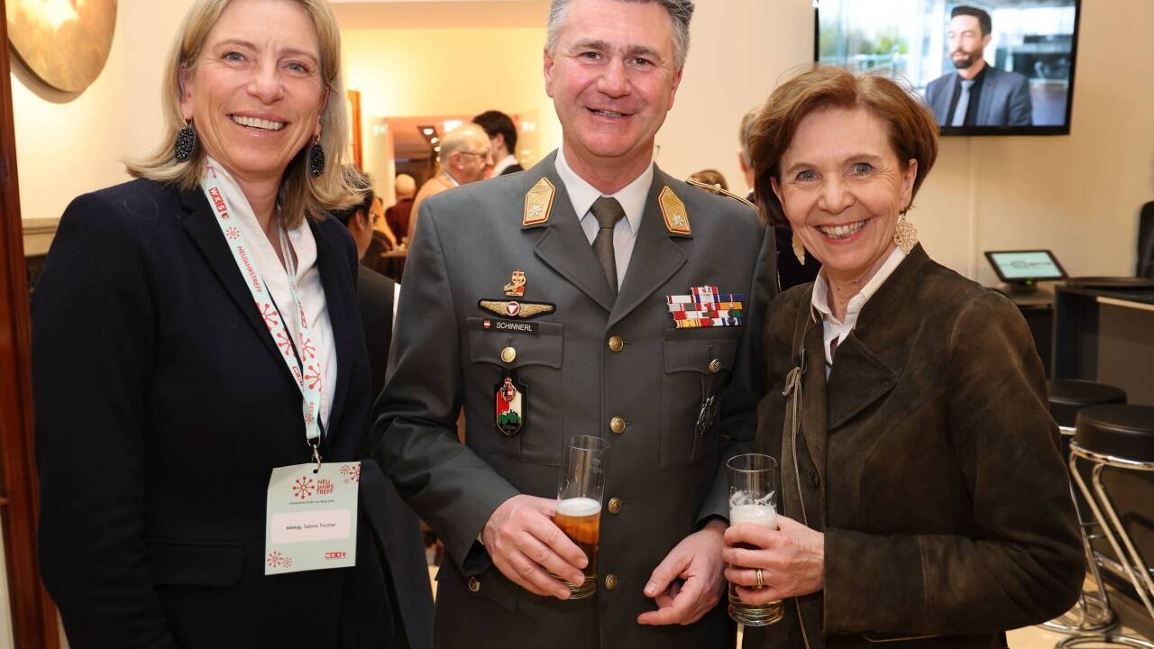 RK-Geschäftsführerin Sabine Tischler, Militärkommandant Peter Schinnerl und Landtagspräsidentin Brigitta Pallauf.  