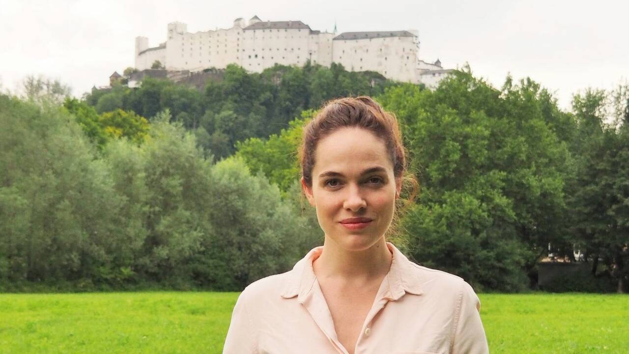 Aufgewachsen ist die 29-jährige Verena Altenberger in Dorfgastein, Hallein und Oberalm. Heute pendelt sie zwischen ihrer Familie in Salzburg, ihrer Wohnung in Wien und den aktuellen Drehs in Berlin.  