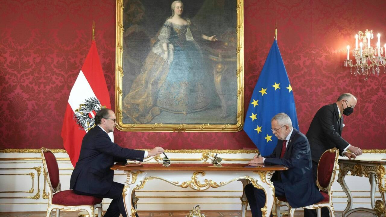 Alexander Schallenberg wurde von Alexander Van der Bellen im Jahr 2021 schon einmal als Interimskanzler angelobt.  Alexander Schallenberg wurde von Alexander Van der Bellen im Jahr 2021 schon einmal als Interimskanzler angelobt.