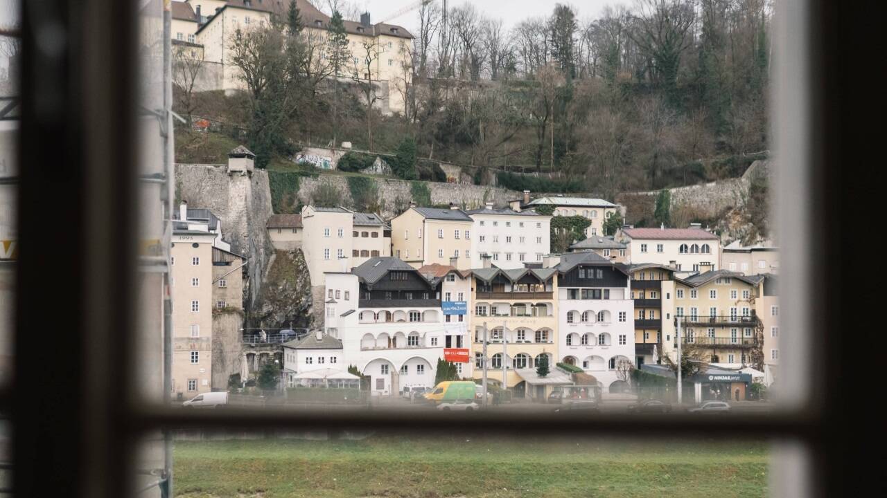 Der Ausblick auf das gegenüberliegende Salzachufer.  