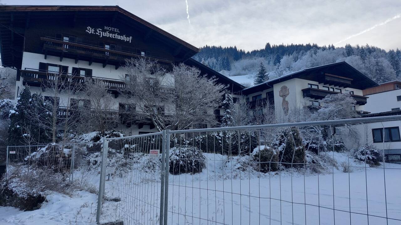 Der Hubertushof im Zentrum von Thumersbach steht seit 2020 leer.  