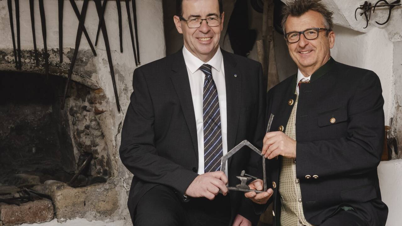 Bgm. Andreas Hasenöhrl und Bernhard Robotka (Geschäftsführer der Bachschmiede) freuen sich über steigende Besucherzahlen im Kulturhaus. Im Vorjahr kletterte die Zahl der kulturinteressierten Veranstaltungsgäste von 23.207 auf 24.394. Bgm. Andreas Hasenöhrl und Bernhard Robotka (Geschäftsführer der Bachschmiede) freuen sich über steigende Besucherzahlen im Kulturhaus. Im Vorjahr kletterte die Zahl der kulturinteressierten Veranstaltungsgäste von 23.207 auf 24.394.