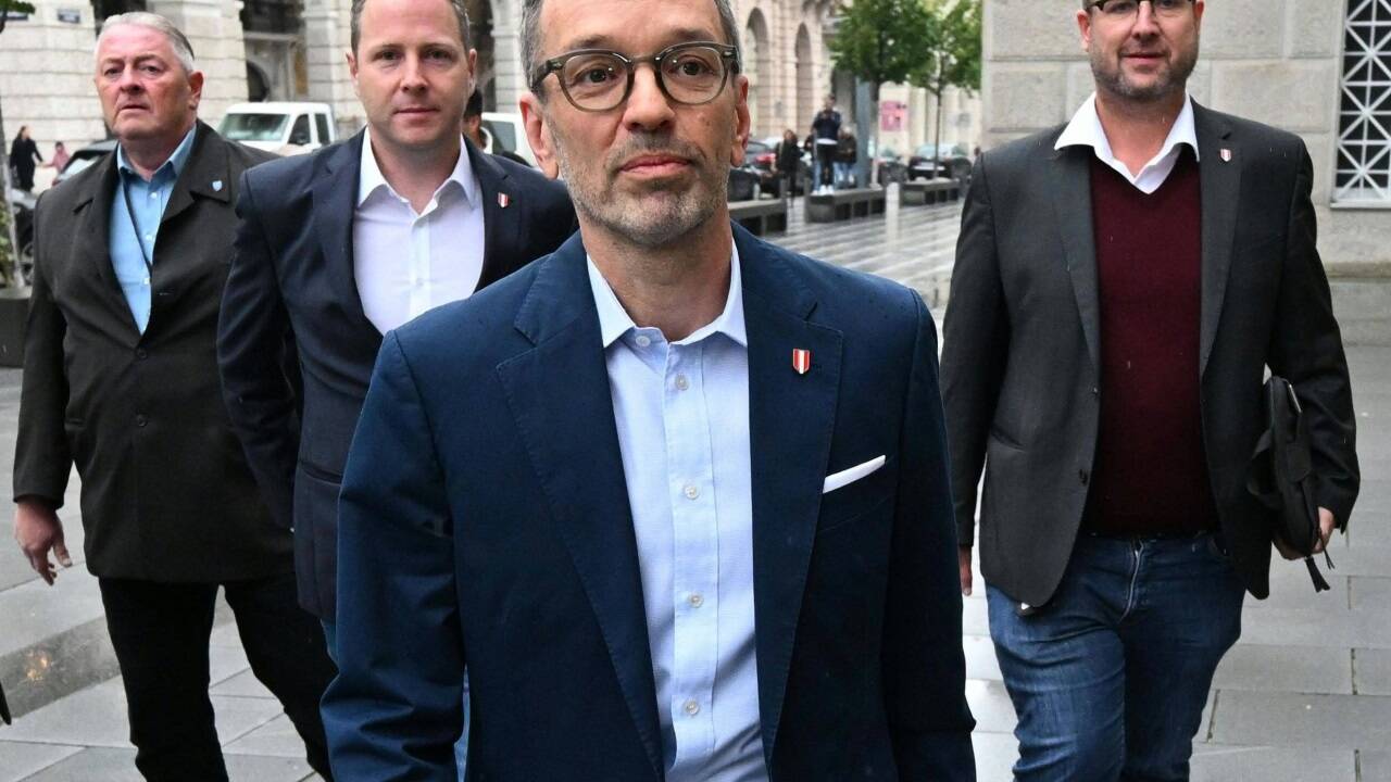 Parteichef Herbert Kickl schreitet voran. Stets an seiner Seite die beiden Generalsekretäre, die bei einem Regierungseinzug auch für einen Karrieresprung gehandelt werden: Michael Schnedlitz (links) und Christian Hafenecker (rechts). Parteichef Herbert Kickl schreitet voran. Stets an seiner Seite die beiden Generalsekretäre, die bei einem Regierungseinzug auch für einen Karrieresprung gehandelt werden: Michael Schnedlitz (links) und Christian Hafenecker (rechts).